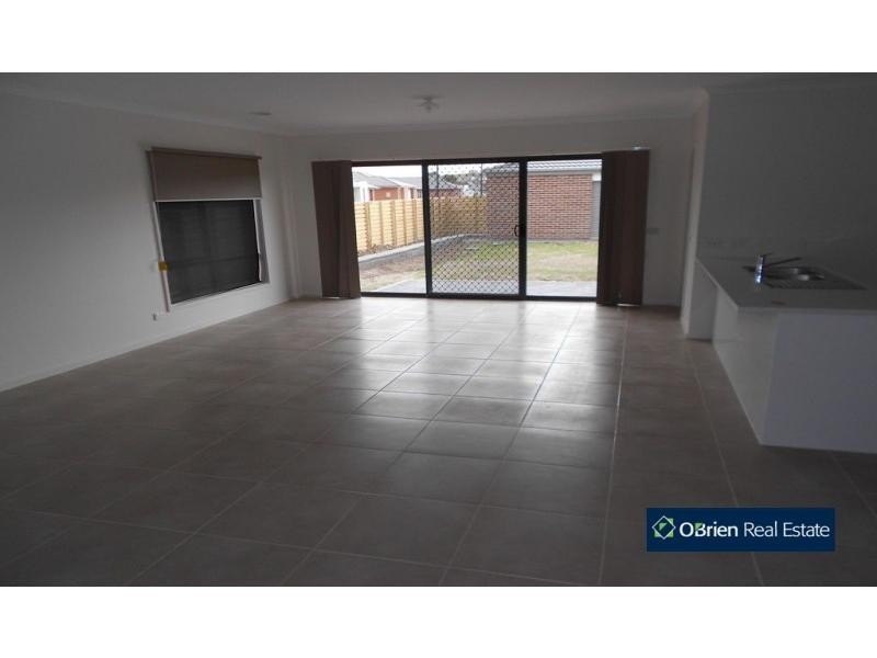 16 Jade Walk, Officer VIC 3809