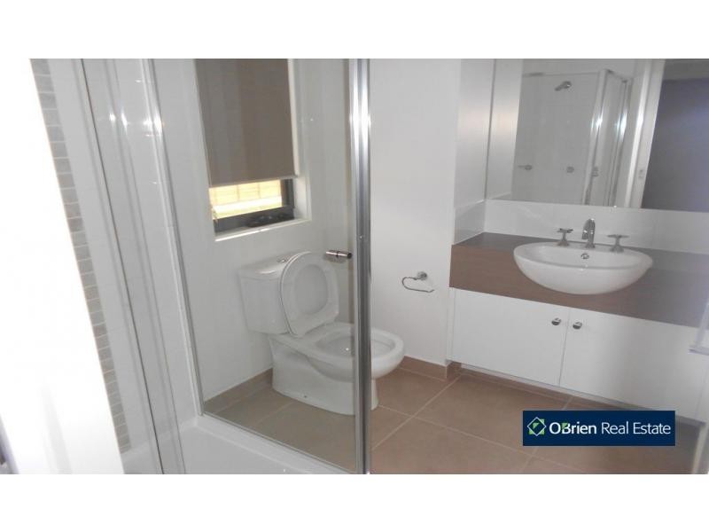 16 Jade Walk, Officer VIC 3809