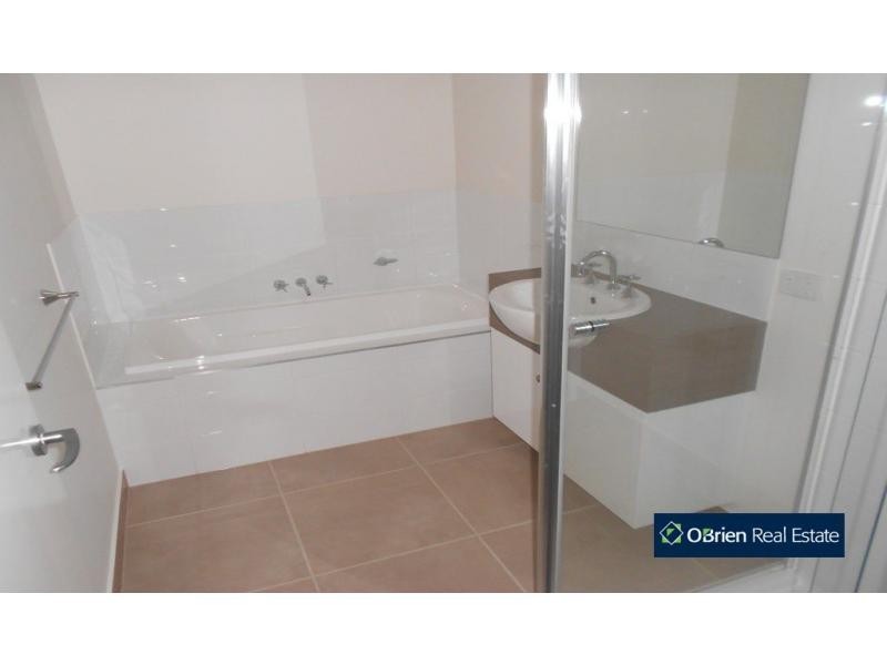 16 Jade Walk, Officer VIC 3809