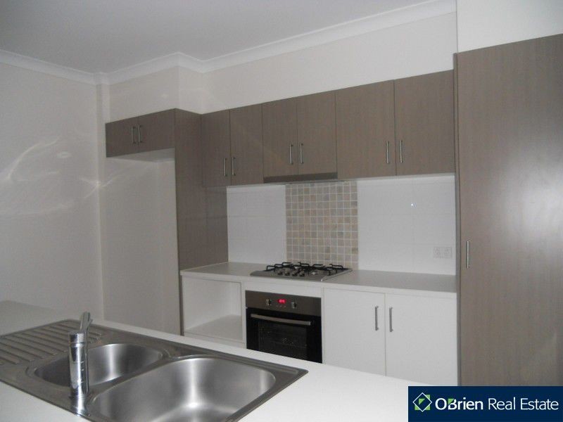 8 Jade Walk, Officer VIC 3809