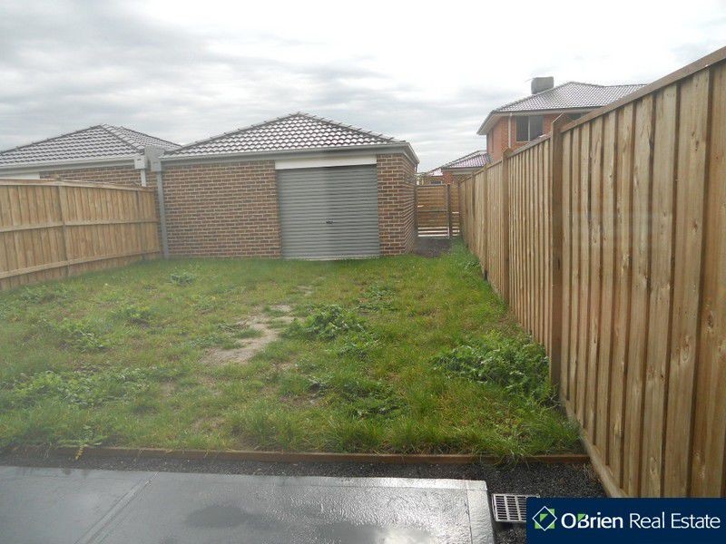 8 Jade Walk, Officer VIC 3809