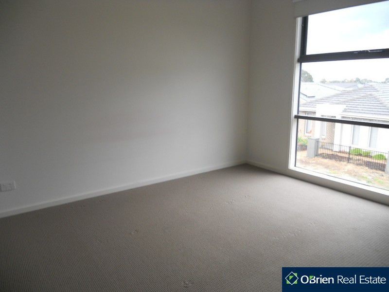 8 Jade Walk, Officer VIC 3809