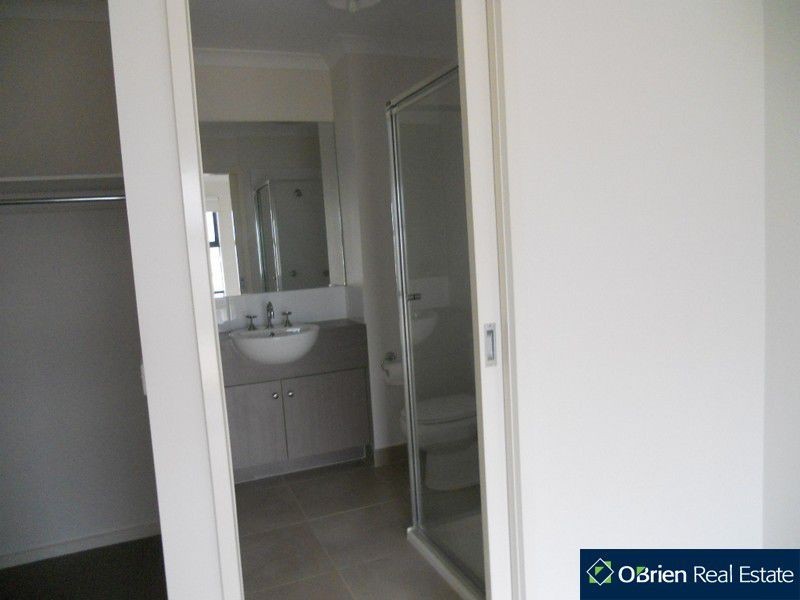 8 Jade Walk, Officer VIC 3809