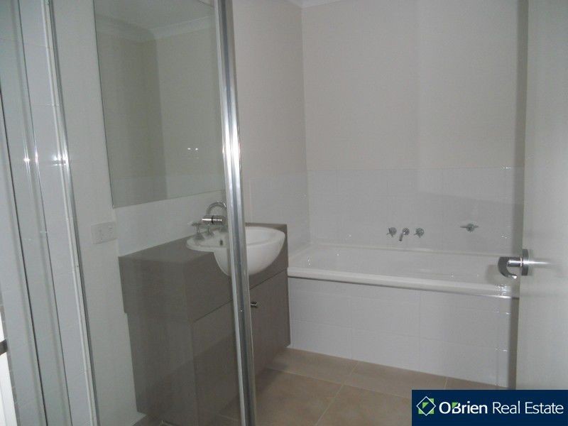 8 Jade Walk, Officer VIC 3809