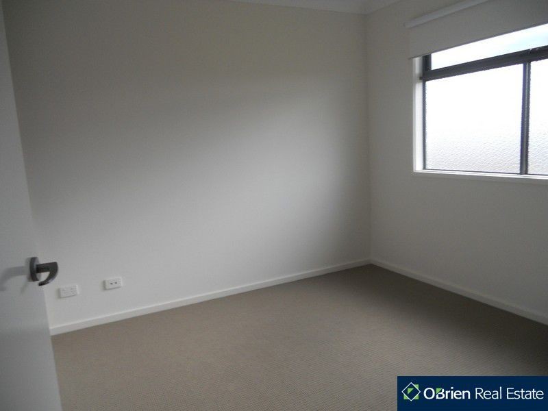 8 Jade Walk, Officer VIC 3809