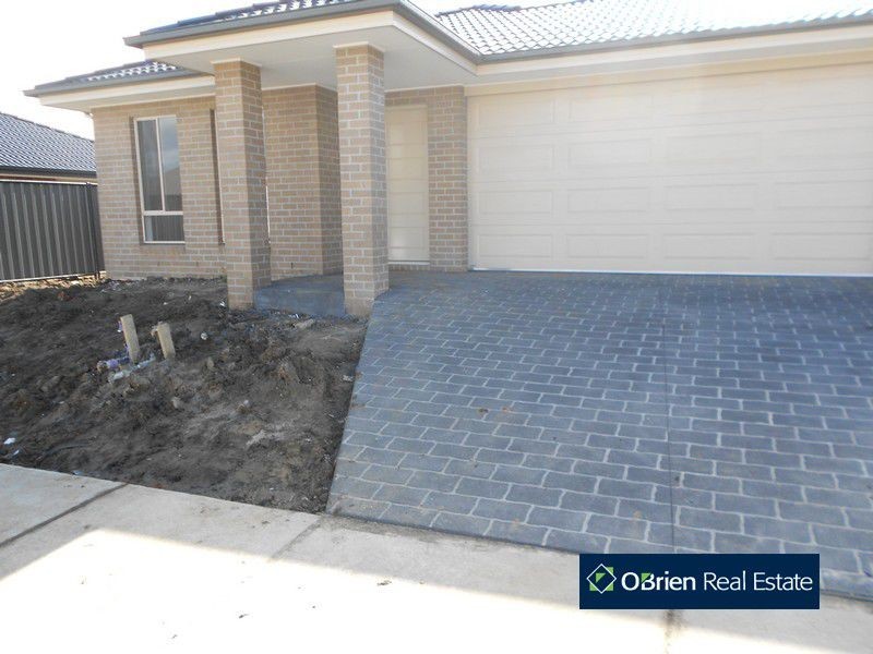 38 Hackney Circuit, Clyde North VIC 3978