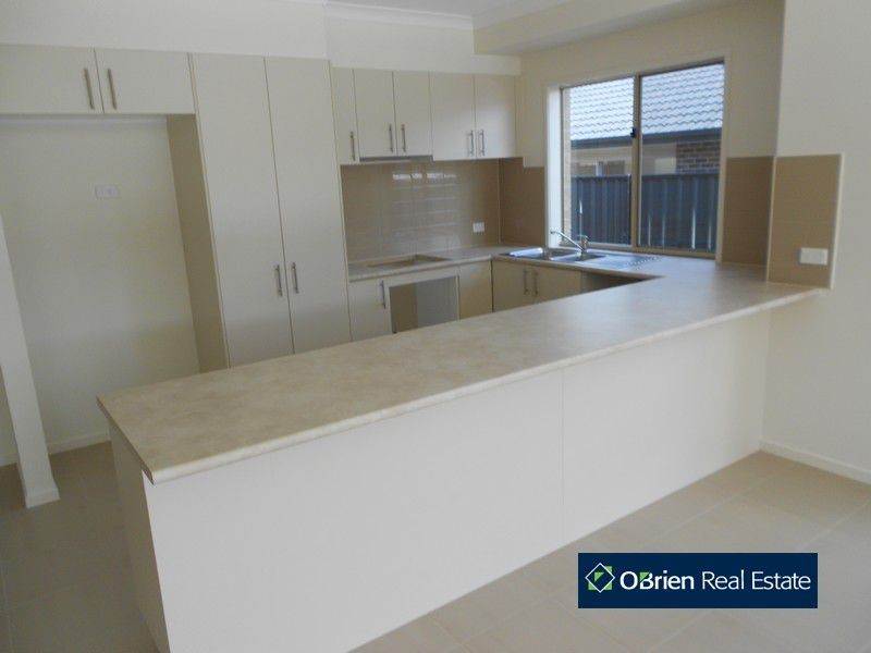 38 Hackney Circuit, Clyde North VIC 3978