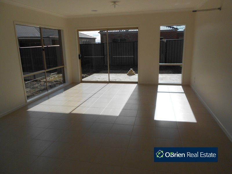 38 Hackney Circuit, Clyde North VIC 3978