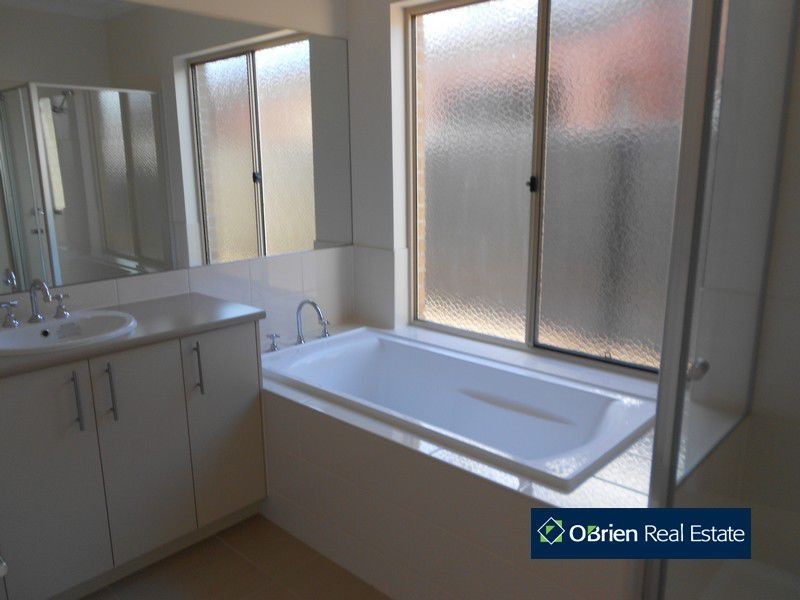 38 Hackney Circuit, Clyde North VIC 3978