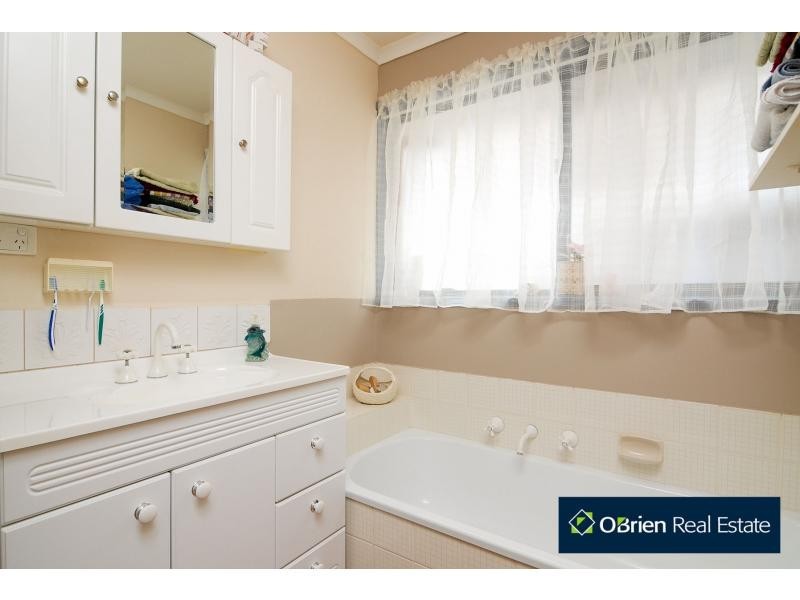 2/33 Amber Crescent, Narre Warren VIC 3805