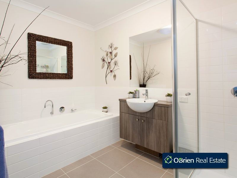 36 Cresthaven Boulevard, Berwick VIC 3806