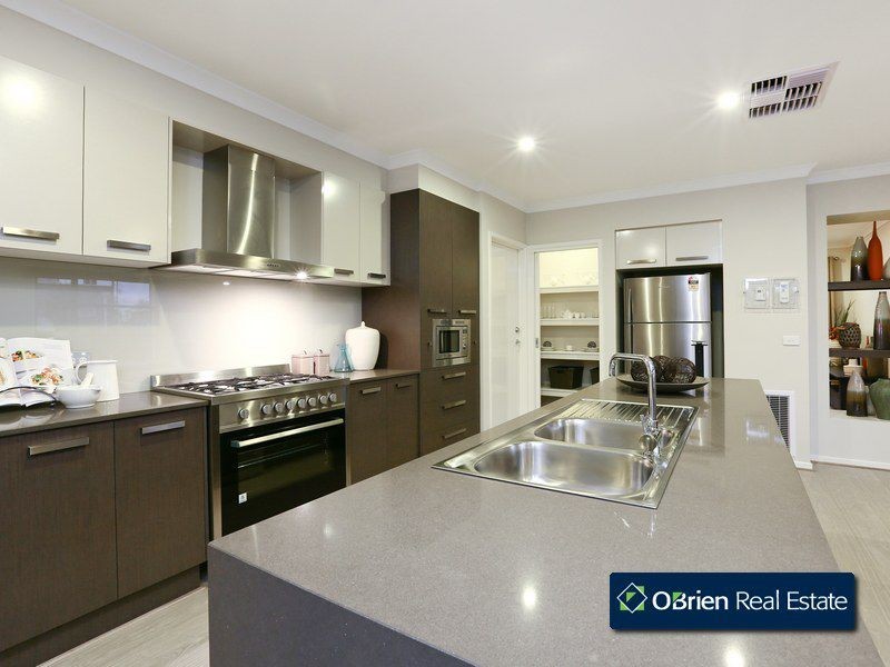 27 Crepe Avenue, Cranbourne West VIC 3977
