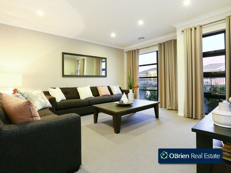 27 Crepe Avenue, Cranbourne West VIC 3977