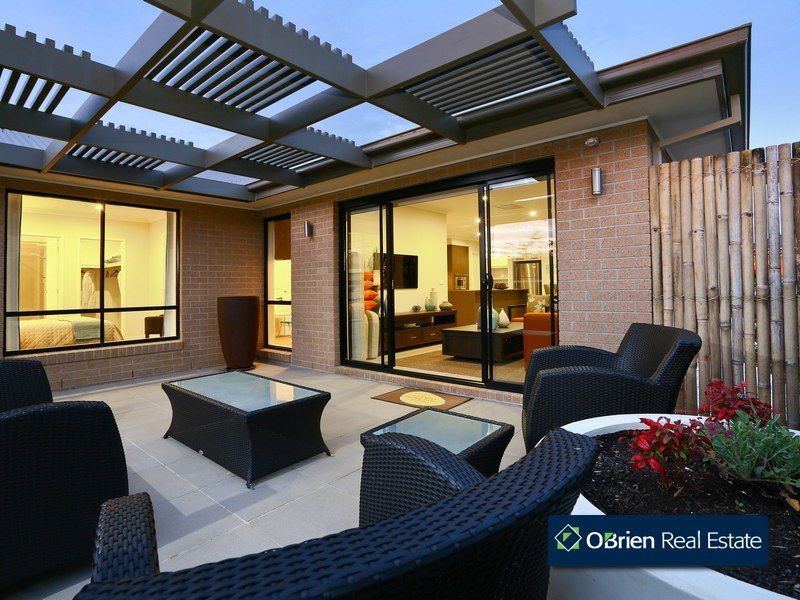 27 Crepe Avenue, Cranbourne West VIC 3977