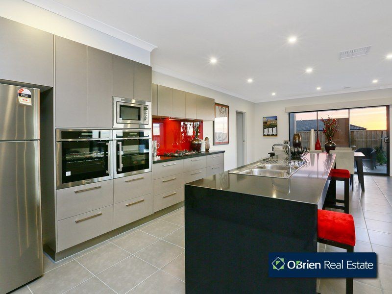 29 Crepe Avenue, Cranbourne West VIC 3977