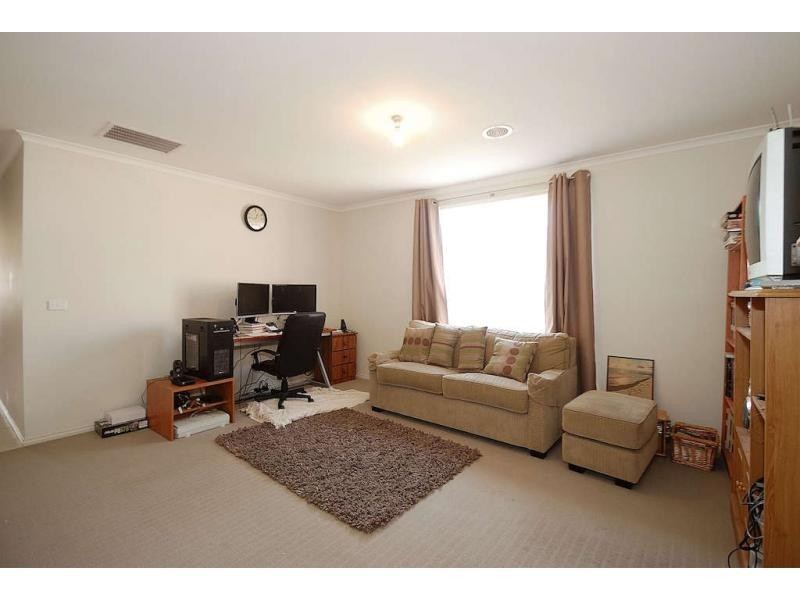 18 Golf Links Road, Berwick VIC 3806