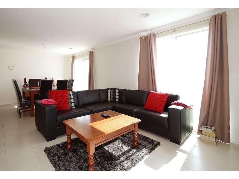 18 Golf Links Road, Berwick VIC 3806