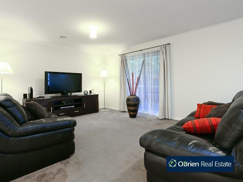 18 Lancaster Way, Beaconsfield VIC 3807