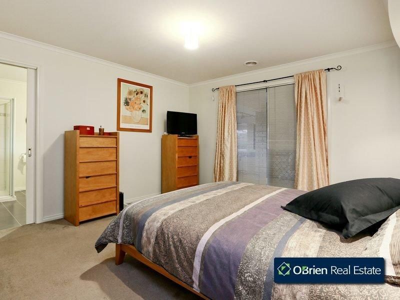 18 Lancaster Way, Beaconsfield VIC 3807
