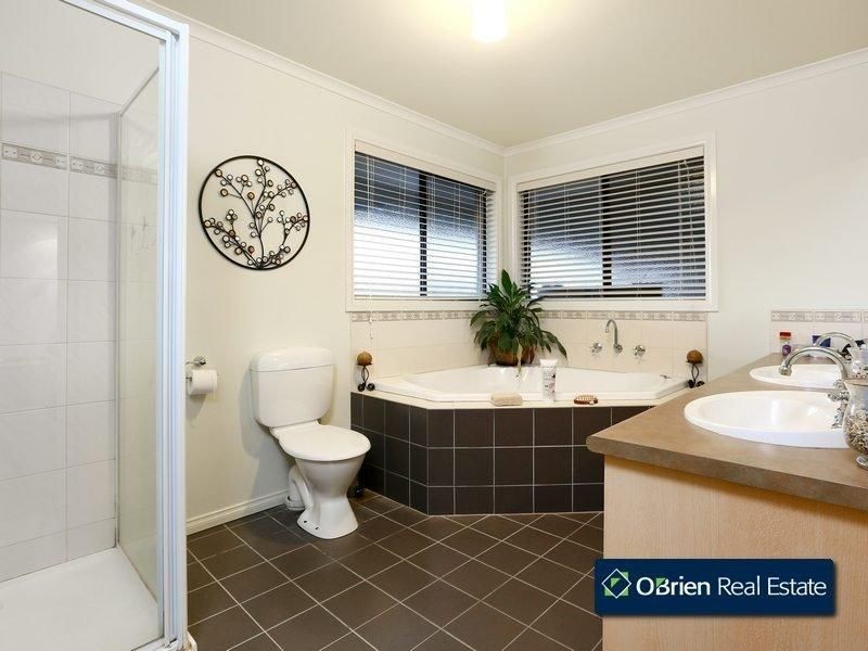 18 Lancaster Way, Beaconsfield VIC 3807