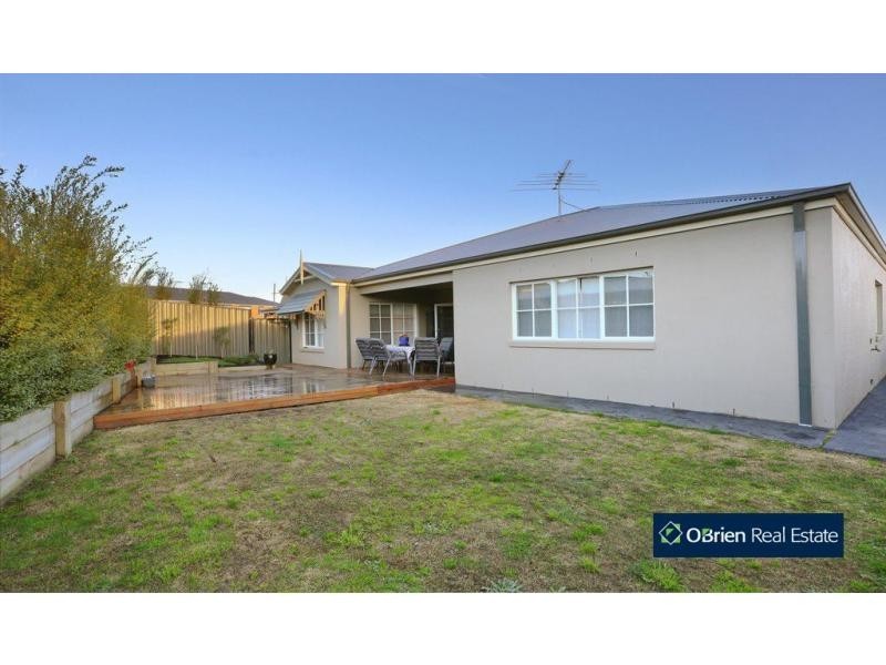 3 Victoria Place, Pakenham VIC 3810