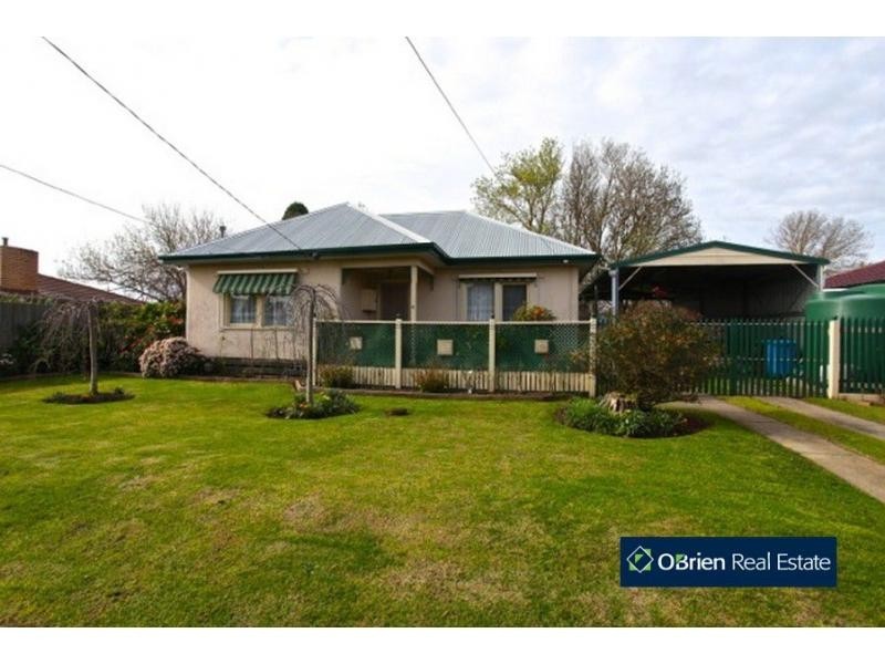 4 McLaren Avenue, Cranbourne VIC 3977