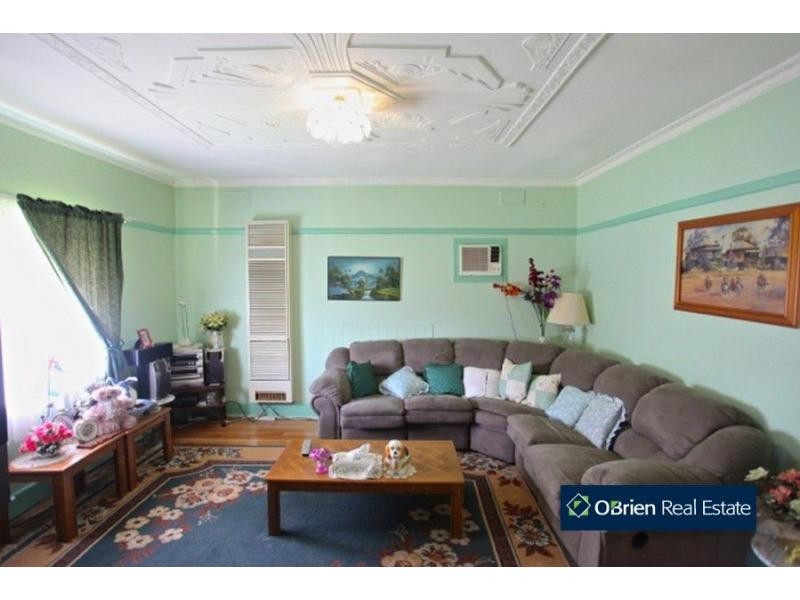 4 McLaren Avenue, Cranbourne VIC 3977