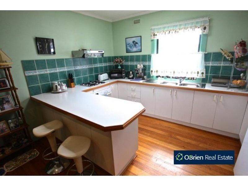 4 McLaren Avenue, Cranbourne VIC 3977