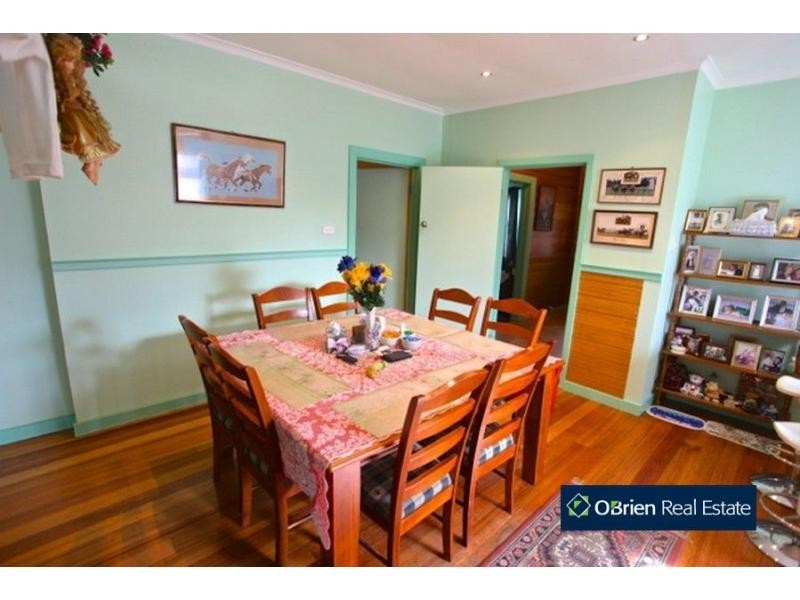 4 McLaren Avenue, Cranbourne VIC 3977