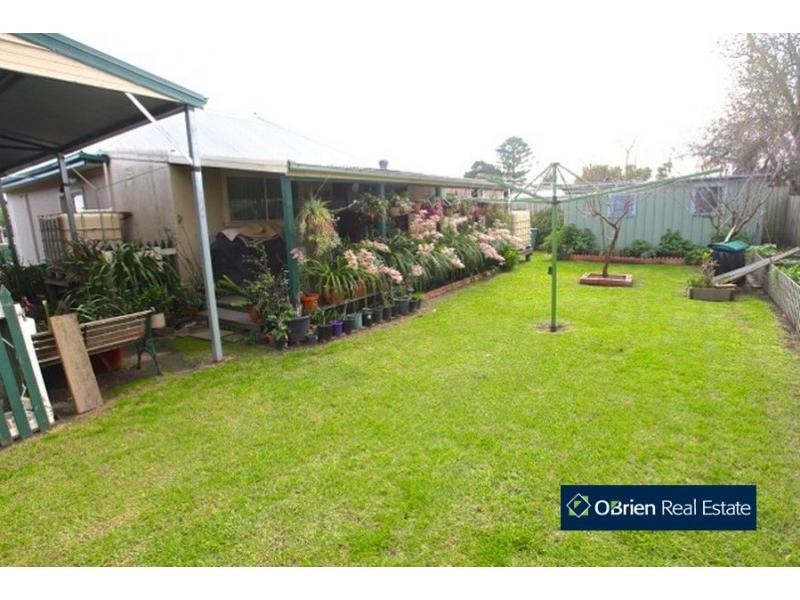 4 McLaren Avenue, Cranbourne VIC 3977