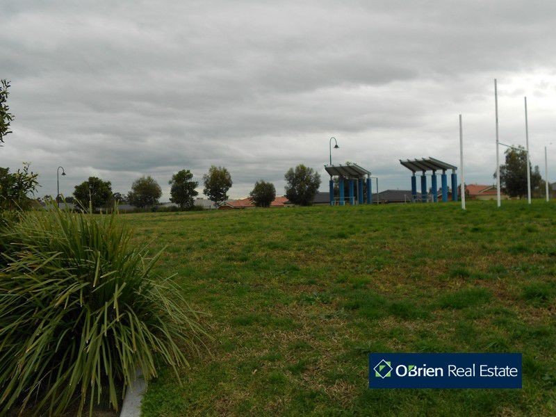 12 Hawkeseye Way, Cranbourne East VIC 3977