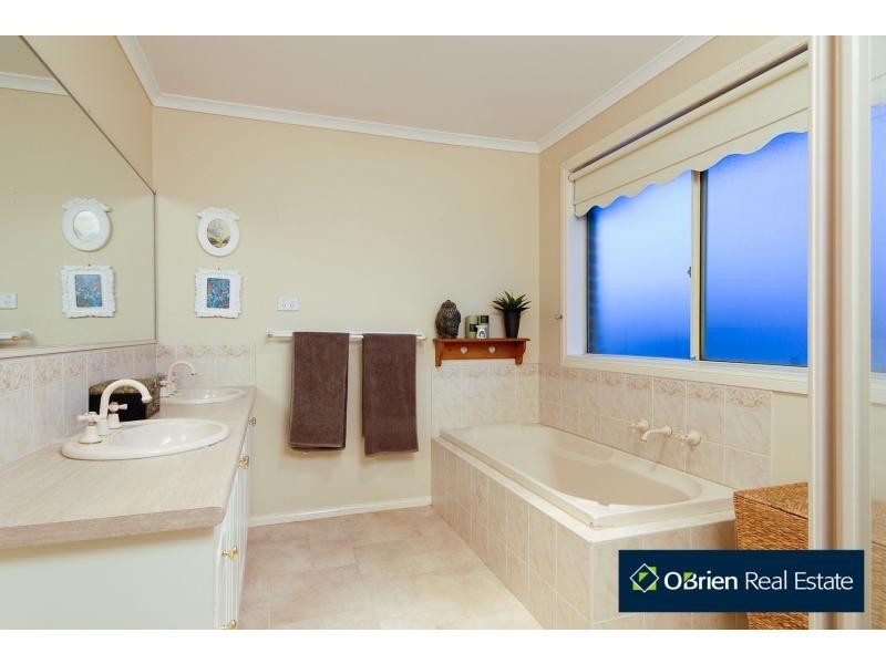 13 Arlington Place, Narre Warren South VIC 3805