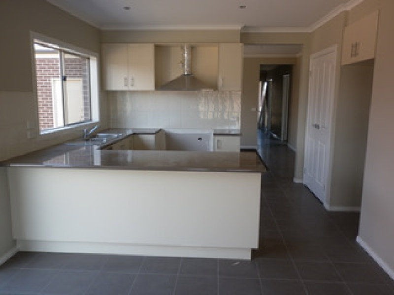 8 Cerbera Bend, Cranbourne North VIC 3977