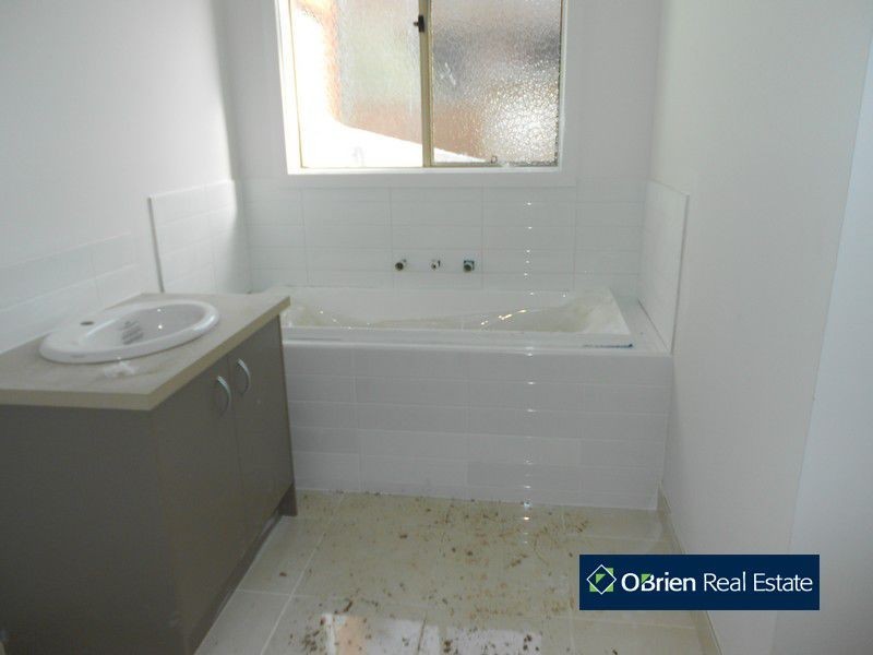 2/72 Norfolk Drive, Narre Warren VIC 3805