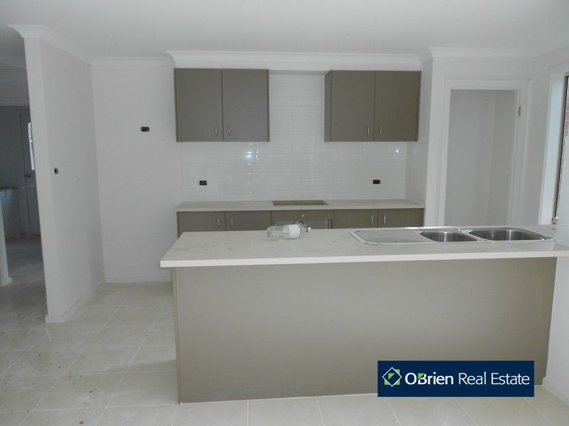 2/72 Norfolk Drive, Narre Warren VIC 3805