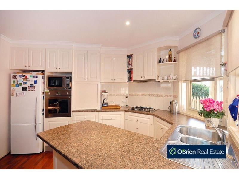 10 Camira Court, Berwick VIC 3806