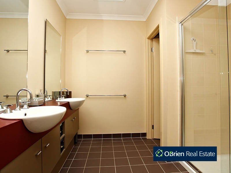 14 Stonebridge Lane, Pakenham VIC 3810