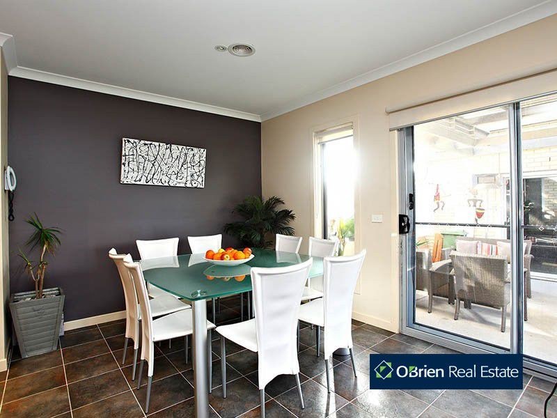 14 Stonebridge Lane, Pakenham VIC 3810