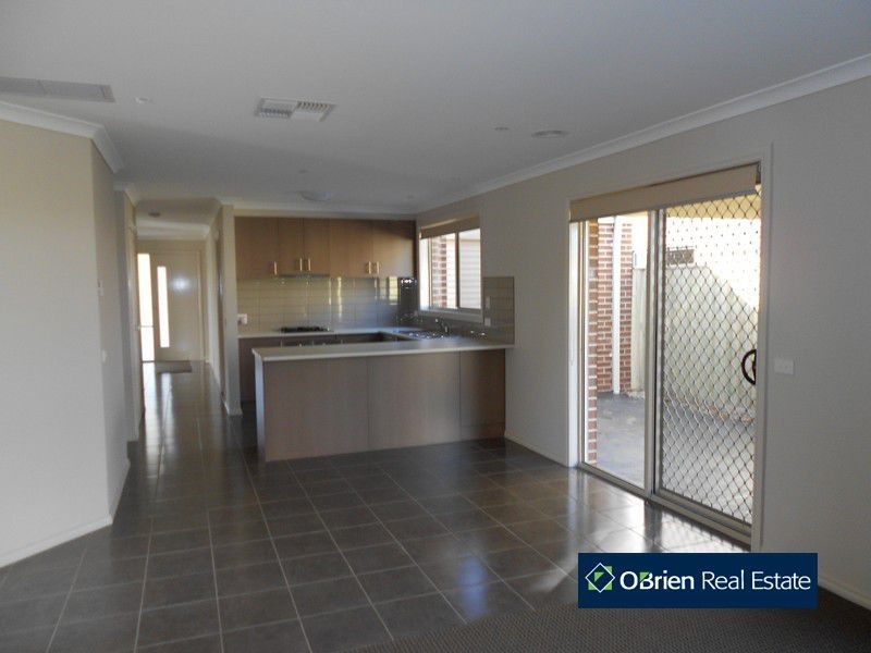 15 Howe Way, Cranbourne East VIC 3977