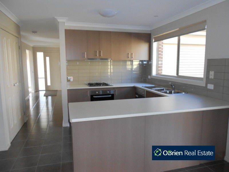 15 Howe Way, Cranbourne East VIC 3977