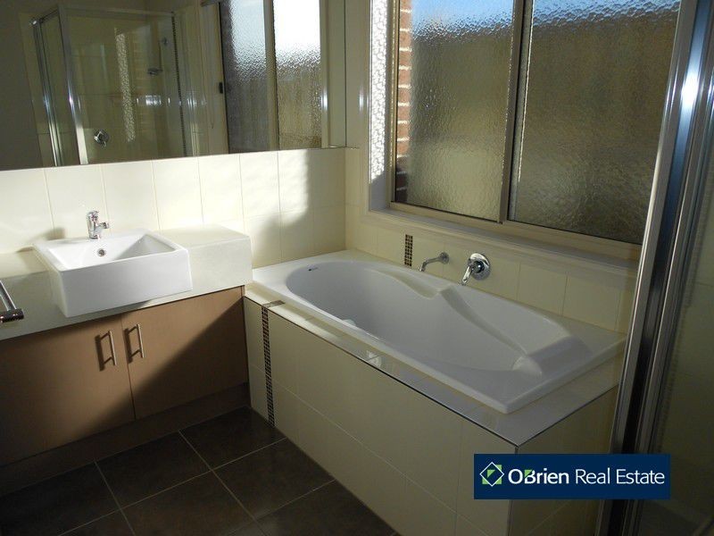 15 Howe Way, Cranbourne East VIC 3977