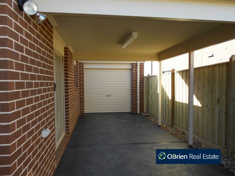 15 Howe Way, Cranbourne East VIC 3977