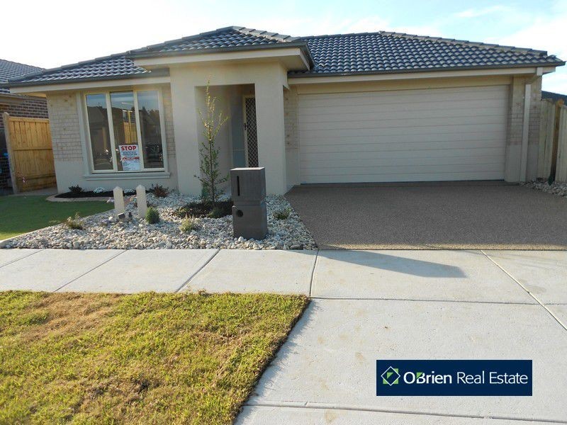 8 Blackledge Drive, Cranbourne East VIC 3977