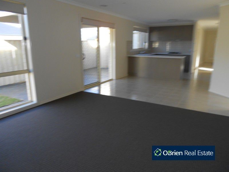 8 Blackledge Drive, Cranbourne East VIC 3977