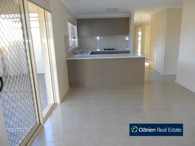 8 Blackledge Drive, Cranbourne East VIC 3977