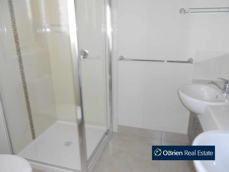 8 Blackledge Drive, Cranbourne East VIC 3977