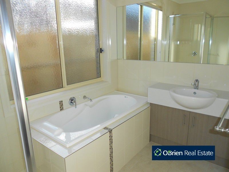 8 Blackledge Drive, Cranbourne East VIC 3977