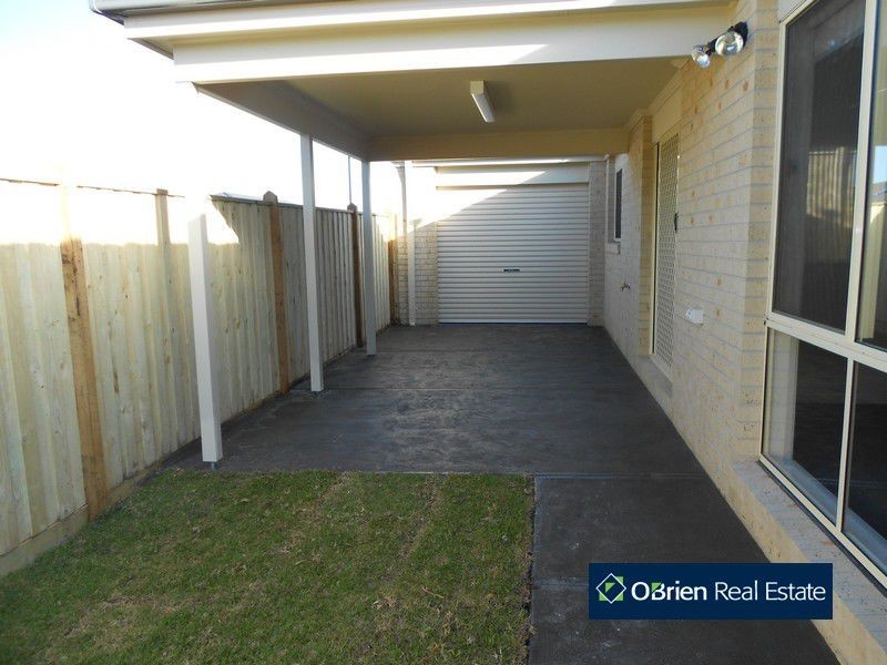 8 Blackledge Drive, Cranbourne East VIC 3977