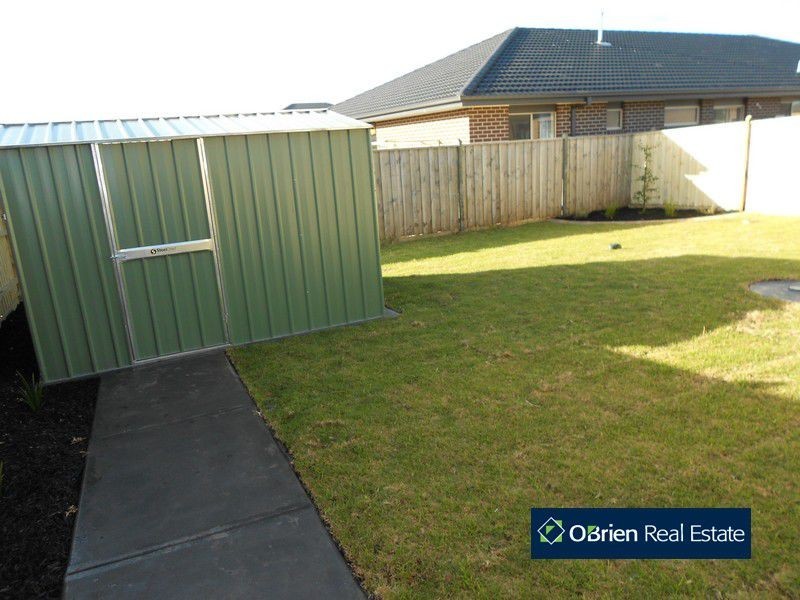 8 Blackledge Drive, Cranbourne East VIC 3977