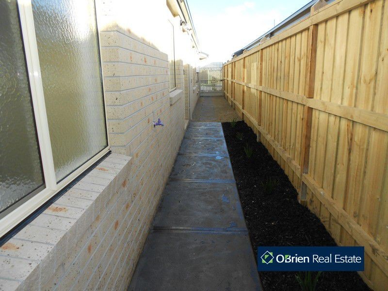 8 Blackledge Drive, Cranbourne East VIC 3977